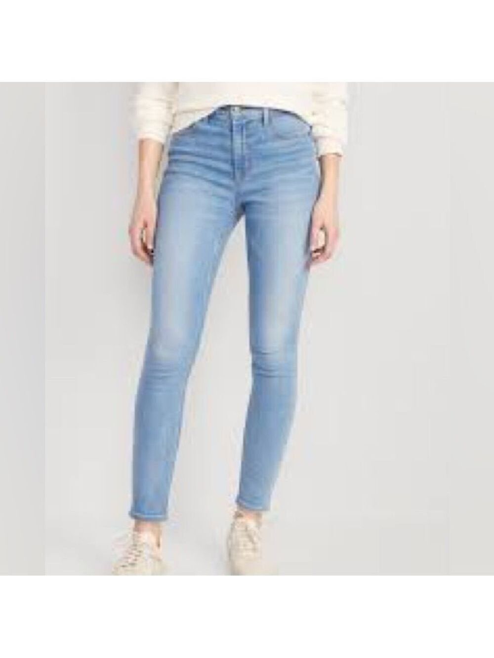 Women’s Old Navy light wash super skinny jeans. Size 4 long